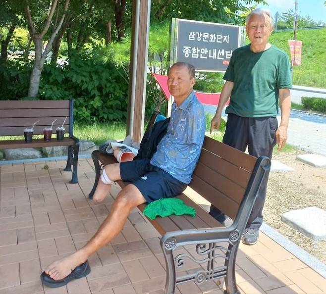 [서울=뉴시스]  이범식 한국장애인IT복지협회장이 지난해 전국 종주 중 휴식을 취하는 모습. (사진=서보균 전 경주교도소장 제공) 2025.04.18. nowest@newsis.com *재판매 및 DB 금지