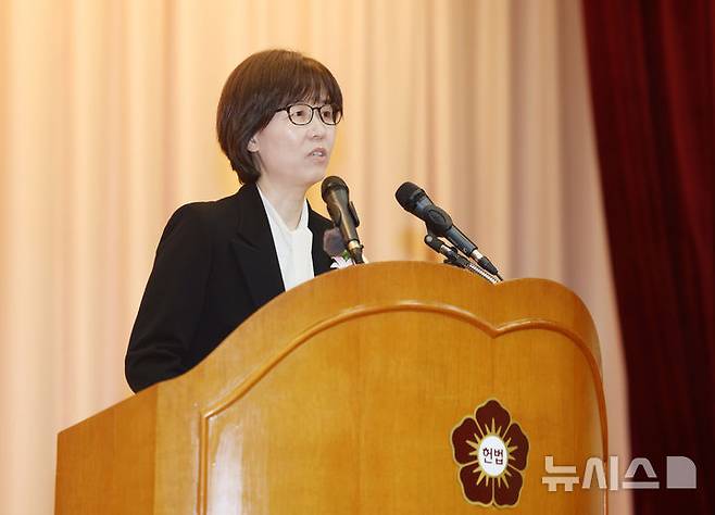 [서울=뉴시스] 김명년 기자 = 이미선 헌법재판관이 18일 오전 서울 종로구 헌법재판소에서 열린 퇴임식에서 퇴임사를 하고 있다. 2025.04.18. kmn@newsis.com