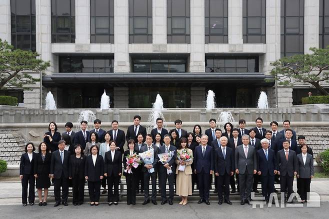 [서울=뉴시스] 김명년 기자 = 문형배 헌법재판소장 권한대행과 이미선 헌법재판관이 18일 오전 서울 종로구 헌법재판소에서 열린 퇴임식 후 재판관들 및 직원들과 기념촬영하고 있다. 2025.04.18. kmn@newsis.com