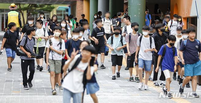 [서울=뉴시스] 정병혁 기자 = 고 서이초 교사의 49재인 4일 서울시내 한 초등학교에서 1교시를 마친 학생들이 하교하고 있다. 교사들은 이날을 '공교육 멈춤의 날'로 정하고 도심 대규모 집회를 예고했다. 2023.09.04. jhope@newsis.com