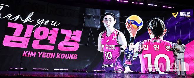 [서울=뉴시스] 추상철 기자 = 지난 14일 오후 서울 서대문구 스위스 그랜드 호텔에서 열린 '2024-2025 V리그 시상식', 여자부 정규리그 MVP에 선정된 흥국생명 김연경이 질문에 답변하고 있다. 2025.04.14. scchoo@newsis.com