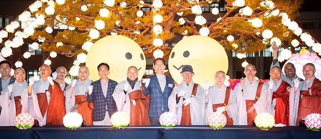 [구미=뉴시스] 부처님 오신날 연등 점등식. (사진=구미시 제공) 2025.04.18 photo@newsis.com *재판매 및 DB 금지