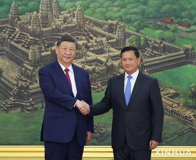[프놈펜=신화/뉴시스] 시진핑 중국 국가주석이 17일 캄보디아 프놈펜 평화궁에서 훈 마넷 캄보디아 총리와 회담하면서 악수하고 있다. 2025.04.18