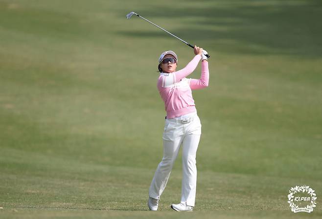 [서울=뉴시스] 김민주가 18일 경남 김해시 가야 컨트리클럽(파72)에서 열린 한국여자프로골프(KLPGA) 투어 넥센·세인트나인 마스터즈 2025 1라운드 12번 홀에서 아이언샷을 치고 있다. (사진=KLPGA 제공) 2025.04.18. *재판매 및 DB 금지