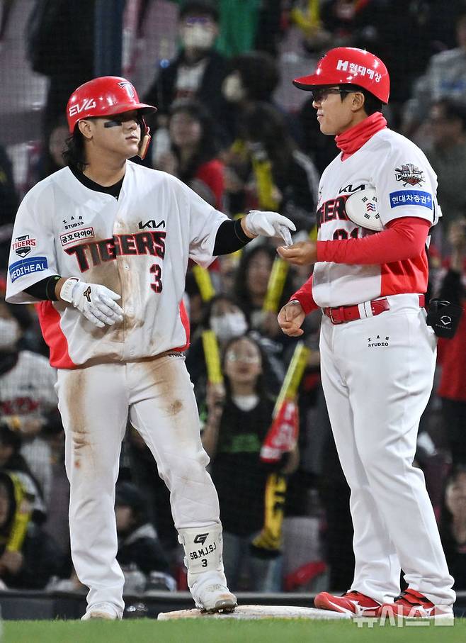 [광주=뉴시스] 이영주 기자 = 25일 오후 광주 북구 광주-기아챔피언스필드에서 열린 2025 신한 쏠뱅크 KBO 리그 키움히어로즈 대 KIA타이거즈의 경기, 6회 말 1사 만루 상황 KIA 김선빈이 2점 적시타를 날려 10-4 점수를 만든 뒤 1루에서 주루코치와 인사하고 있다. 2025.03.25.leeyj2578@newsis.com