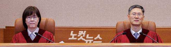 문형배 헌법재판소장 권한대행(오른쪽)과 이미선 헌법재판관이 10일 서울 종로구 헌법재판소에서 열린 박성재 법무부 장관 탄핵 심판 선고가 열린 대심판정에 입장해 대기하고 있다. 류영주 기자