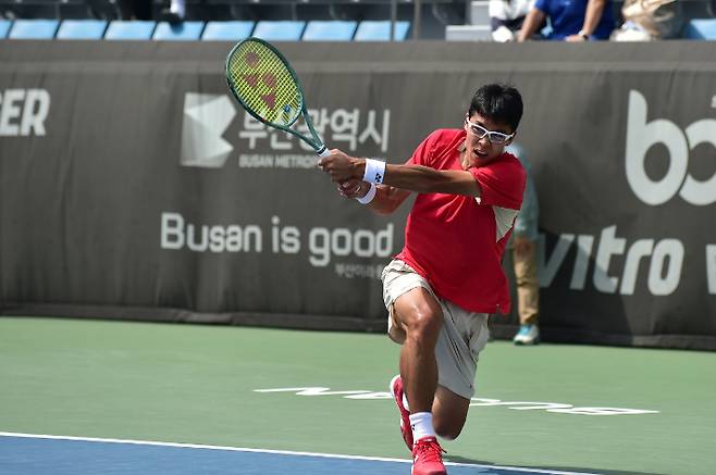 18일 부산 오픈 8강전에서 백핸드 스트로크를 날리고 있는 정현. 부산 오픈 챌린저 조직위원회