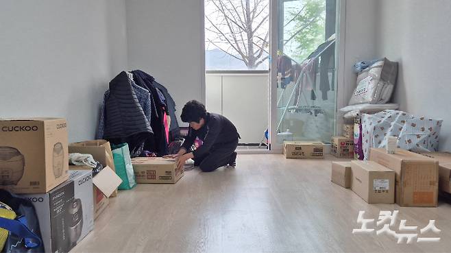 18일 안동시 일직면 권정생어린이문학관에 마련된 모듈러주택에 입주한 이점복(73·여)씨가 짐을 정리하고 있다. 곽재화 수습기자