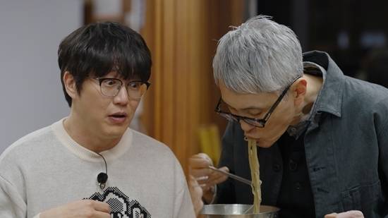 한국관광공사가 넷플릭스 예능 ‘미친맛집’을 활용한 일본 관광객 유치에 나선다. 사진은 일본 배우 마츠시게 유타카(오른쪽)가 처음으로 평양냉면을 먹는 모습. 넷플릭스