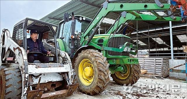 충남 홍성군 은하면에서 3306㎡(1000평) 규모의 축사를 운영하는 박옥규씨(66)가 가축분뇨를 치우거나 조사료를 옮길 때 흔히 사용하는 ‘로더’를 몰고 있다.