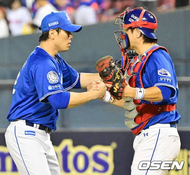 [OSEN=잠실, 민경훈 기자] 17일 서울 잠실야구장에서 2025 신한 SOL Bank KBO리그 LG 트윈스와 삼성 라이온즈의 경기가 열렸다. 이 경기에서 삼성은 LG에 6-3으로 승리했다.&nbsp;디아즈가 역전 결승 투런 홈런을 터뜨렸고, 강민호는 2타점 2루타를 때렸다. 구자욱은 역전을 막아내는 슈퍼 캐치로 팀을 구했다.&nbsp;선발 투수 원태인은 6이닝 5피안타 2사사구 3탈삼진 1실점으로 시즌 2승째를 기록했다.경기를 마치고 삼성 김재윤과 강민호가 포옹을 하고 있다. 2025.04.17 / rumi@osen.co.kr