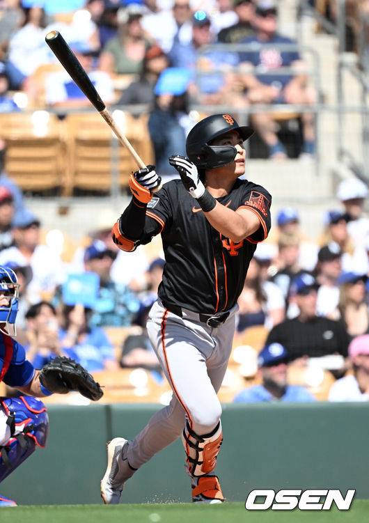 [OSEN=글렌데일(미국), 이대선 기자] '코리안 데이'였다.&nbsp;이정후(샌프란시스코 자이언츠)와 김혜성(LA 다저스)이 맞대결에서 나란히 맹활약했다. &nbsp;LA 다저스와 샌프란시스코 자이언츠는 2일(이하 한국시간) 미국 애리조나주 글렌데일의 캐멀백 랜치에서 2025 메이저리그 시범경기를 치렀다.&nbsp;이날 김혜성은 8번 유격수로,&nbsp;이정후는 3번 중견수로 각각 선발 출장했다. 이정후가 총알 2루타로 선제 타점을 올리자, 7푼 타율로 마음고생을 하던 김혜성은 시범경기 첫 홈런포를 터뜨렸다.1회초 1사 3루에서 샌프란시스코 자이언츠 이정후가 우전 적시 2루타를 치고 있다. 2025.03.02 / sunday@osen.co.kr