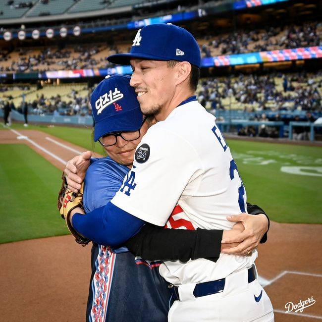 LA 다저스 토미 현수 에드먼(오른쪽)이 시구를 마친 어머니 곽경아 씨와 포옹을 하고 있다. /LA 다저스 SNS