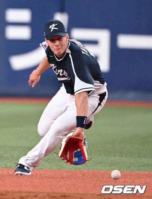 [OSEN=오사카, 손용호 기자] 7일 오사카 교세라돔에서 2023 WBC(월드베이스볼클래식) 에 참가한 한국 야구대표팀이 한신 타이거즈와 연습경기를 가졌다. 5회말 무사 한신 다카야마의 타구를 에드먼이 처리하고 있다.2023.03.07/spjj@osen.co.kr