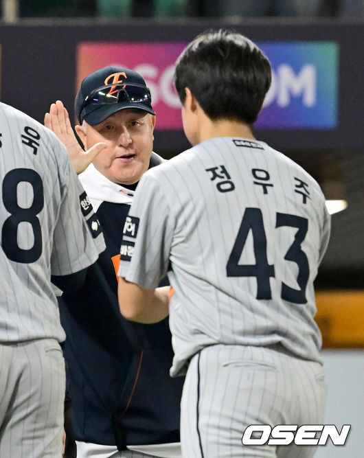 [OSEN=인천, 김성락 기자]프로야구 한화 이글스가 시즌 첫 시리즈 스윕을 달성하며 4연승을 질주했다. 한화는 17일 인천 SSG랜더스필드에서 열린 ‘2025 신한은행 SOL Bank KBO리그’ SSG 랜더스와의 경기에서 4-2로 승리했다. 4연승을 질주하며 올해 처음으로 3연전 스윕에도 성공했다. 경기 종료 후 한화 김경문 감독, 정우주가 하이파이브를 하고 있다. 2025.04.17 / ksl0919@osen.co.kr