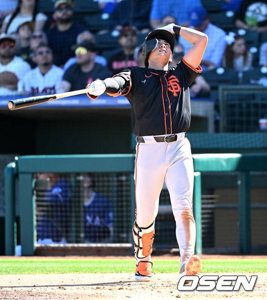 [OSEN=애리조나(미국), 이대선 기자] 샌프란시스코 자이언츠 이정후가 2025 메이저리그 시범경기 첫 경기 첫 타석에서 안타를 때려냈다. 지난해 5월 어깨 부상으로 수술을 받고 시즌을 끝낸 이정후는 290일 만에 출장한 경기에서 시원한 안타를 신고했다. 이정후는 23일(한국시간) 미국 애리조나주 서프라이즈의 서프라이즈 스타디움에서 열린 텍사스 레인저스와 시범경기에 3번 중견수로 선발 출장해 3타수 1안타 1삼진을 기록했다.3회초 1사에서 샌프란시스코 자이언츠 이정후가 파울을 치고 있다. 2025.02.23 / sunday@osen.co.kr