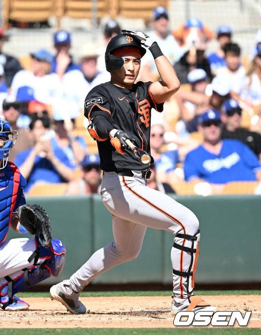 [OSEN=글렌데일(미국), 이대선 기자] '코리안 데이'였다.&nbsp;이정후(샌프란시스코 자이언츠)와 김혜성(LA 다저스)이 맞대결에서 나란히 맹활약했다. &nbsp;LA 다저스와 샌프란시스코 자이언츠는 2일(이하 한국시간) 미국 애리조나주 글렌데일의 캐멀백 랜치에서 2025 메이저리그 시범경기를 치렀다.&nbsp;이날 김혜성은 8번 유격수로,&nbsp;이정후는 3번 중견수로 각각 선발 출장했다. 이정후가 총알 2루타로 선제 타점을 올리자, 7푼 타율로 마음고생을 하던 김혜성은 시범경기 첫 홈런포를 터뜨렸다.2회초 1사 1루에서 샌프란시스코 자이언츠 이정후가 파울을 치고 있다. 2025.03.02 / sunday@osen.co.kr