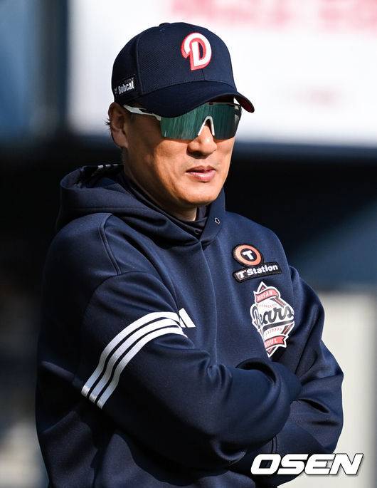 [OSEN=잠실, 조은정 기자]11일 오후 서울 송파구 잠실야구장에서 ‘2025 신한 SOL Bank KBO리그’ LG 트윈스와 두산 베어스의 경기가 열린다.홈팀 LG는 송승기, 방문팀 두산은 최원준을 선발로 내세웠다.두산 이승엽 감독이 훈련을 지켜보고 있다. 2025.04.11 /cej@osen.co.kr