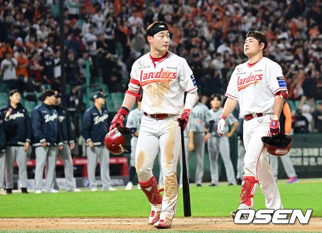 [OSEN=인천, 김성락 기자]프로야구 한화 이글스가 시즌 첫 시리즈 스윕을 달성하며 4연승을 질주했다. 한화는 17일 인천 SSG랜더스필드에서 열린 ‘2025 신한은행 SOL Bank KBO리그’ SSG 랜더스와의 경기에서 4-2로 승리했다. 4연승을 질주하며 올해 처음으로 3연전 스윕에도 성공했다. 경기 종료 후 SSG 최지훈, 이지영이 아쉬워하고 있다. 2025.04.17 / ksl0919@osen.co.kr