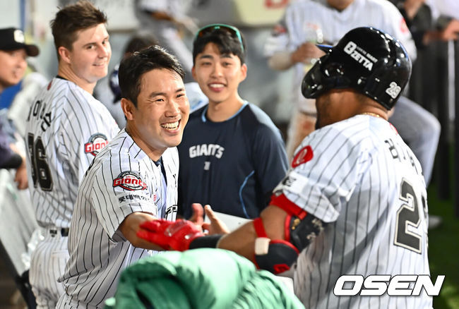 [OSEN=대구, 이석우 기자] 18일 대구삼성라이온즈파크에서 2025 신한 SOL 뱅크 KBO 리그 삼성 라이온즈와 롯데 자이언츠의 경기가 열렸다. 홈팀 삼성은 이승현이, 방문팀 롯데는 데이비슨이 선발 출전했다. 롯데 자이언츠 레이예스가 5회초 2사 2루 좌월 2점 홈런을 치고 전준우의 축하를 받고 있다. 2025.04.18 / foto0307@osen.co.kr