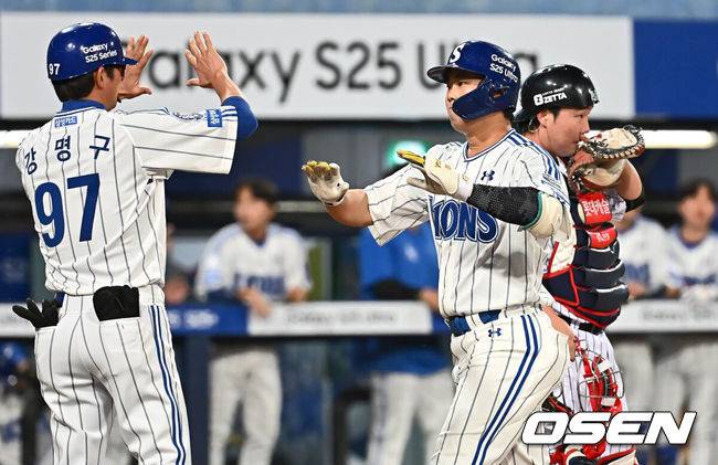 [OSEN=대구, 이석우 기자] 18일 대구삼성라이온즈파크에서 2025 신한 SOL 뱅크 KBO 리그 삼성 라이온즈와 롯데 자이언츠의 경기가 열렸다. 홈팀 삼성은 이승현이, 방문팀 롯데는 데이비슨이 선발 출전했다. 삼성 라이온즈 이창용이 6회말 중월 솔로 홈런을 치고 하이파이브를 하고 있다. 2025.04.18 / foto0307@osen.co.kr