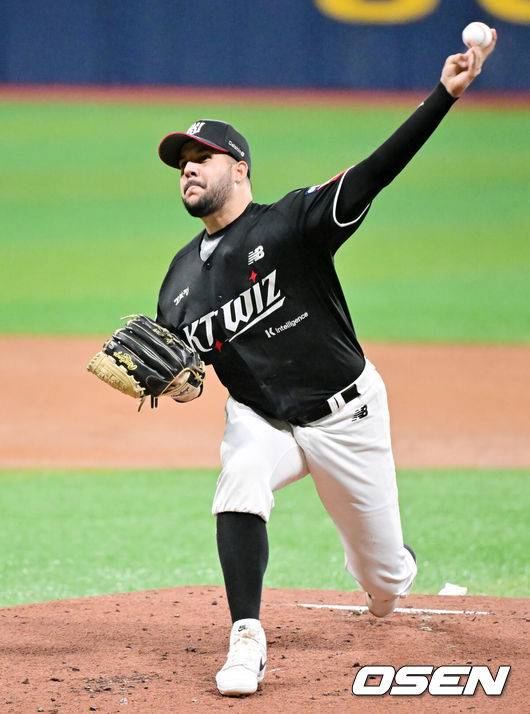 [OSEN=고척, 민경훈 기자] 18일 오후 서울 고척스카이돔에서 ‘2025 신한 SOL BANK KBO리그’ 키움 히어로즈와 KT 위즈의 경기가 진행됐다.이날 키움은 전준표를, KT는 헤이수스를 선발투수로 내세웠다. KT 선발 헤이수스가 마운드 위에서 역투하고 있다. 2025.04.18 / rumi@osen.co.kr