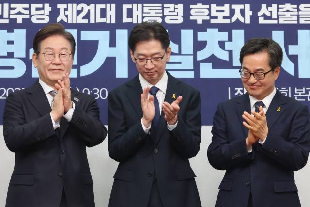 ▲더불어민주당 대선후보 경선 주자인 이재명 전 대표(왼쪽부터), 김경수 전 경남지사, 김동연 경기지사가 16일 서울 여의도 국회에서 열린 공명선거 실천 서약식을 마친 뒤 박수치고 있다. ⓒ연합뉴스