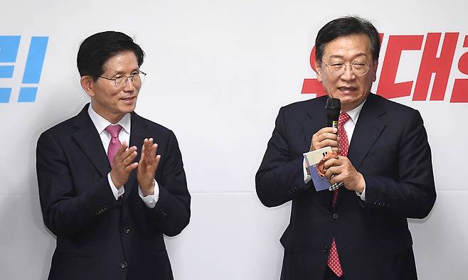 석동현 변호사가 17일 오후 서울 여의도 대하빌딩에서 열린 국민의힘 김문수 경선후보 선거사무소 개소식에 참석해 지지발언을 하고 있다. 공동취재