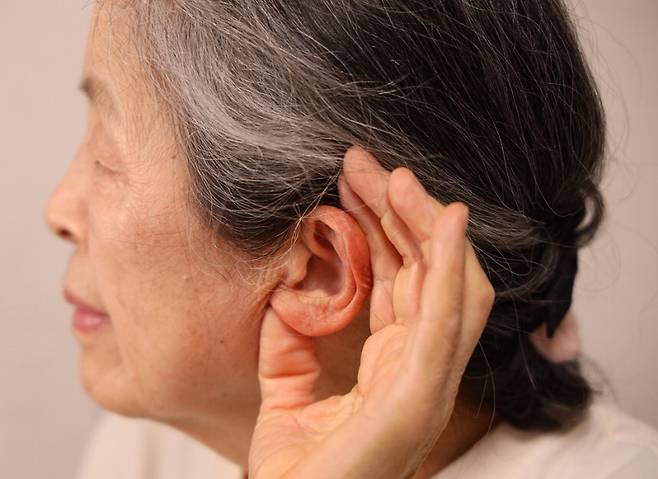 청력 저하는 건강의 ‘적색 경보’다. 낙상으로 인한 골절, 인지기능 저하로 인한 치매 위험 등을 높인다.&nbsp; &nbsp;클립아트코리아