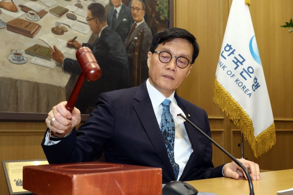이창용 한국은행 총재가 17일 서울 중구 한국은행에서 열린 금융통화위원회 통화정책방향 결정회의에서 의사봉을 두드리고 있다. 금통위는 이날 기준금리를 연 2.75%로 동결했다. 사진공동취재단
