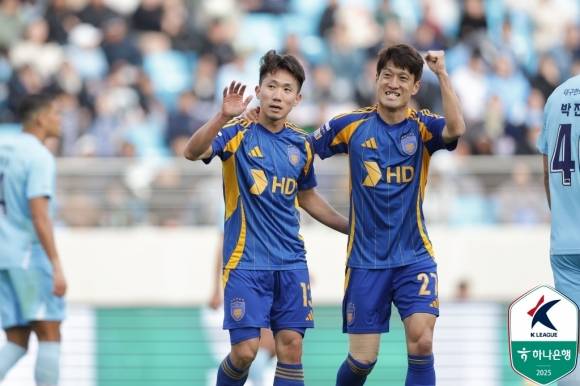 강상우(왼쪽)와 이청용. 한국프로축구연맹