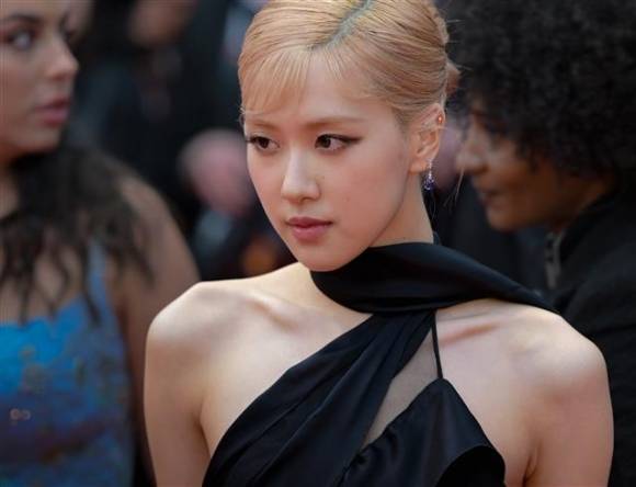 영화 ‘몬스터’(감독 고레에다 히로카즈) 시사회에서 걸 그룹 블랙핑크의 로제가 시사회 참석을 위해 레드 카펫을 지나고 있다. 2023.5.18 뉴스1