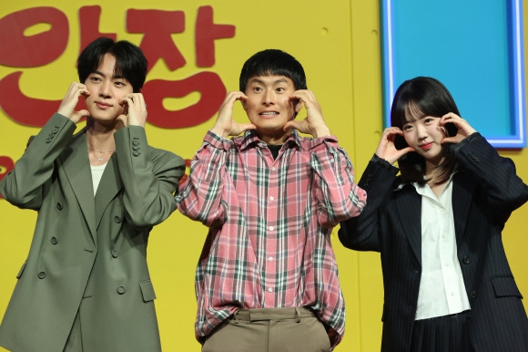 하트 만든 진-기안84-지예은 - 15일 서울 종로구 JW메리어트동대문스퀘어서울에서 열린 넷플릭스 예능 ‘대환장 기안장’제작발표회에서 참석자들이 포즈를 취하고 있다. 왼쪽부터 진, 기안84, 지예은.  연합뉴스