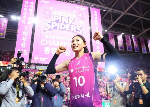 흥국생명 김연경이 8일 인천 삼산월드체육관에서 열린 2024~25 V리그 여자부 챔피언결정전 흥국생명과의 5차전에서 승리하며 우승을 차지한 뒤 기뻐하고 있다. 연합뉴스