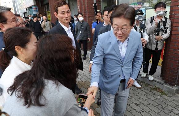 대구 찾은 이재명 전 대표 - 이재명 더불어민주당 전 대표가 18일 대구 북구 사회혁신커뮤니티연구소 협동조합 소이랩에서 열린 K-콘텐츠 기업 간담회에 참석하기 전 지지자들과 인사하고 있다. 2025.4.18. 연합뉴스