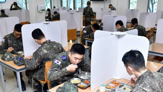 장병들이 부대내 식당에서 식사를 하고 있다. 연합뉴스