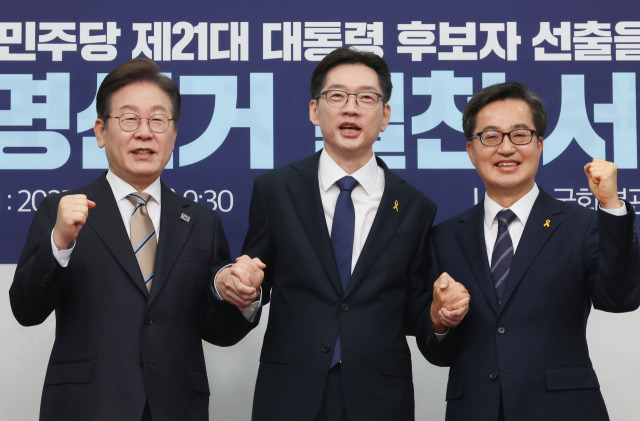 더불어민주당 대선후보 경선 주자인 이재명 (왼쪽부터) 전 대표, 김경수 전 경남지사, 김동연 경기지사가 16일 서울 여의도 국회에서 열린 공명선거 실천 서약식을 마친 뒤 박수치고 있다. 연합뉴스