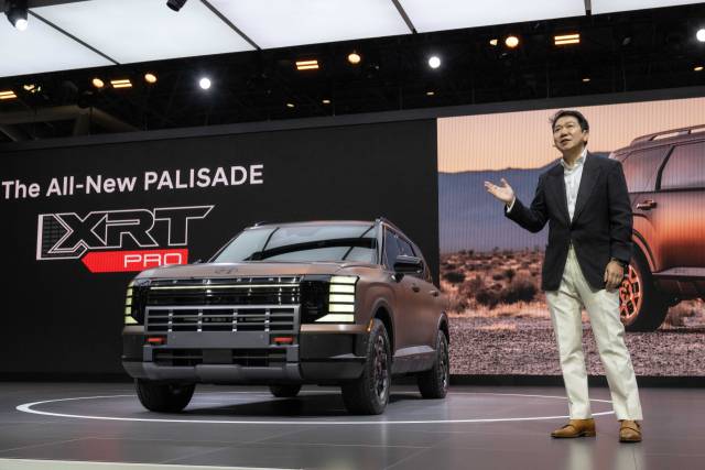 호상엽 현대제네시스글로벌디자인담당 부사장이 16일(현지시간) 미국 뉴욕 제이콥 재비츠 컨벤션 센터에서 열린 '2025 뉴욕 국제 오토쇼'에서 북미에 최초로 선보인 '디 올 뉴 팰리세이드'를 소개하고 있다. 연합뉴스