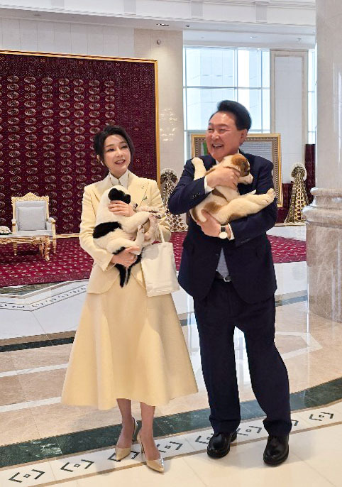 윤석열 대통령과 김건희 여사가 지난해 6월 11일(현지시간) 투르크메니스탄 아시가바트 한 호텔에서 열린 투르크메니스탄 국가최고지도자 겸 인민이사회 의장인 구르반굴리 베르디무하메도프 전 대통령 부부와의 친교 오찬 뒤 투르크메니스탄 국견인 알라바이를 안고 즐거워하고 있다. 공동취재