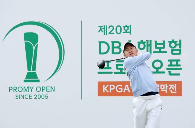 김백준이 18일 KPGA 투어 시즌 개막전 DB손해보험 프로미 오픈 2라운드 18번 홀에서 티샷을 하고 있다. 사진 제공=KPGA