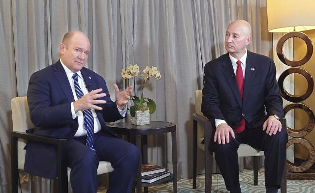 미국 상원 외교위원회 동아태소위원장인 피트 리케츠(오른쪽)와 크리스 쿤스(민주·델라웨어) 상원의원이 17일 대만 타이베이에서 인터뷰하는 모습. AP연합뉴스