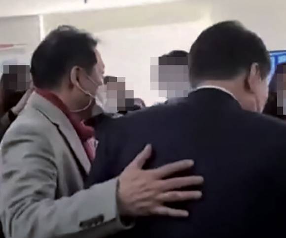 전성배씨가 2022 년 1 월 국민의힘 선거대책본부 네트워크 본부에서 당시 윤석열 후보의 등에 손을 얹고 근무자들과 인사하도록 하고 있다. ⓒYoutube 화면캡처