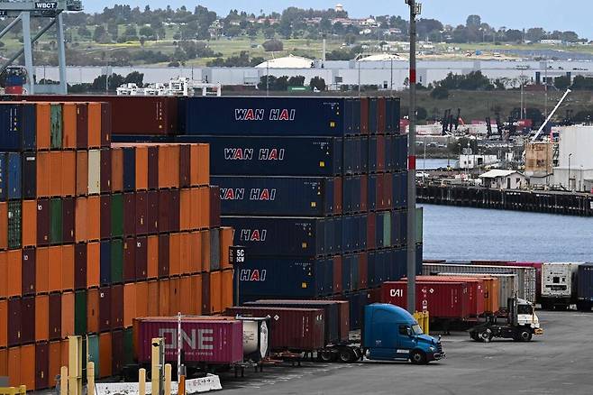 17일(현지 시각) 미국무역대표부가 오는 10월14일부터 중국 해운사 등에 미국 입항 수수료를 부과하겠다고 발표했다. 사진은 미국 캘리포니아주 로스앤젤레스 항구 터미널에 화물 선적 컨테이너가 쌓여 있는 모습 ⓒAFP=연합뉴스