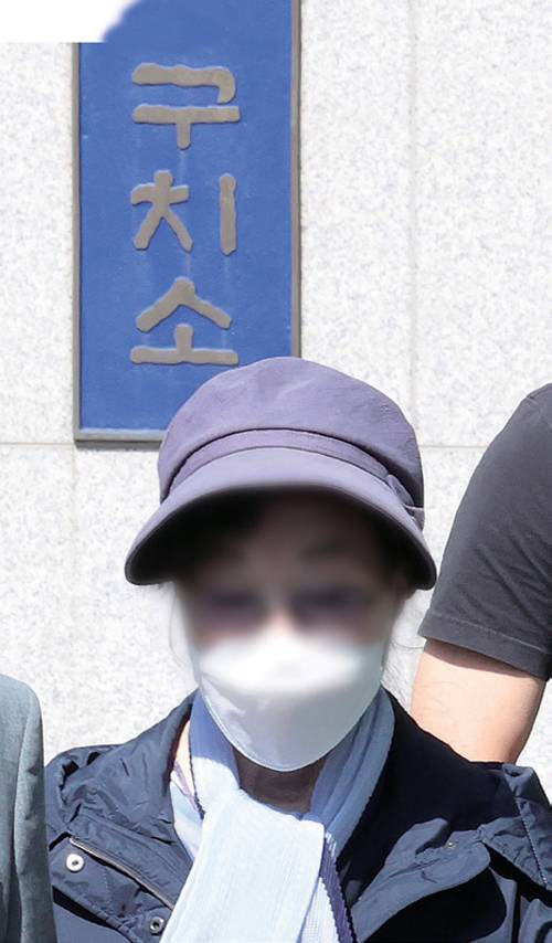 024년 5월14 일 가석방돼 서울동부구치소를 나서고 있는 윤석열 전 대통령의 장모 최은순씨 ⓒ시사저널 박정훈