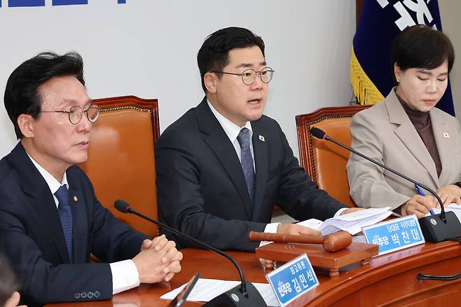 박찬대 더불어민주당 당대표 직무대행 겸 원내대표가 18일 서울 여의도 국회에서 열린 최고위원회의에서 발언하고 있다. ⓒ연합뉴스