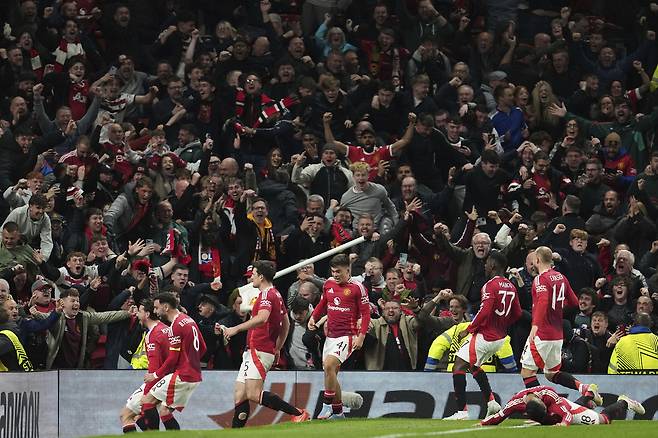 맨유 선수들이 18일 유로파리그 8강 2차전에서 리옹을 상대로 연장 종료 직전 극장골을 넣은 뒤 환호하고 있다. AP연합뉴스