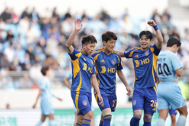 울산 HD 강상윤이 이청용, 박민서와 함께 골 세리머니하고 있다. 프로축구연맹 제공