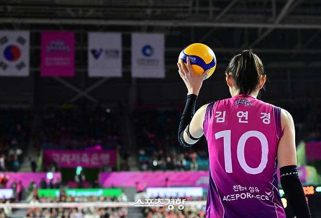 흥국생명 김연경이 8일 인천 삼산월드체육관에서 열린 도드람 2024~2025 V리그 여자부 챔피언결정 5차전 홈 경기에서 서브를 준비하고 있다. KOVO 제공