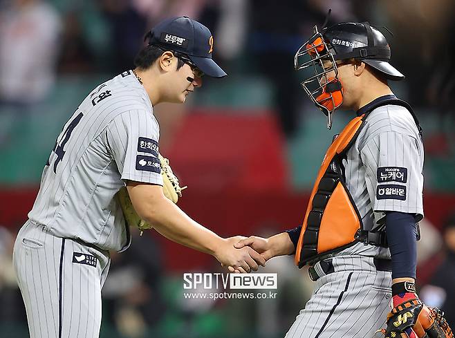 ▲ 승리를 확정하는 하이파이브가 점점 어울리는 선수가 되어 가고 있는 김서현 ⓒ곽혜미 기자