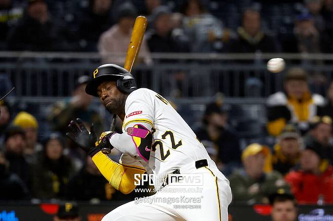 ▲ 17일 워싱턴 내셔널스와 경기에서 7회 호르헤 로페즈가 머리 쪽으로 던진 공을 피하고 있는 앤드류 맥커친.